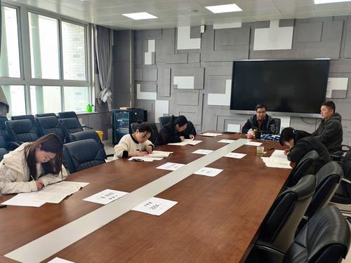 1语文学科青年教师参加考试