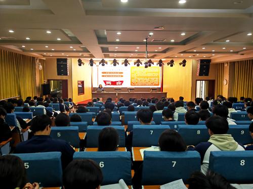 2同学们认真听讲