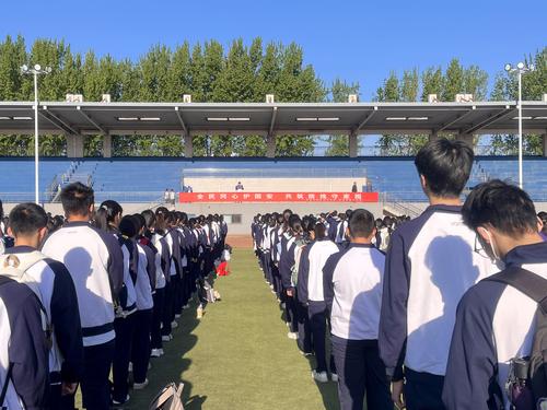 1.举行主题升旗仪式