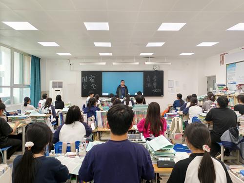 2.班主任陈克育向同学们讲述国家安全的重要意义