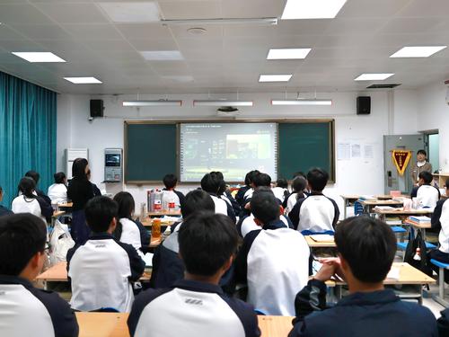 1学校组织学生通过多媒体观看“2025年全民国家安全教育公开课”