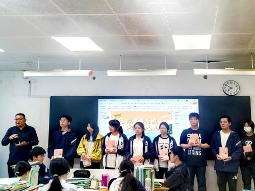 2邵元辉为获奖学生颁奖并合影留念