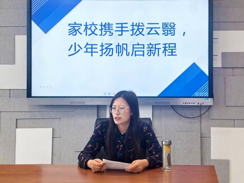 3.年级长李新华发言