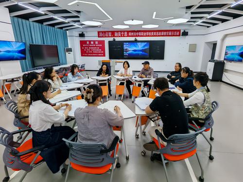 3专家们评课现场