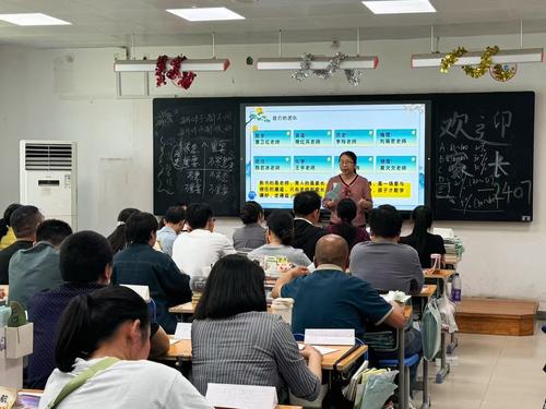 1班主任向家长介绍任课老师情况.jpg