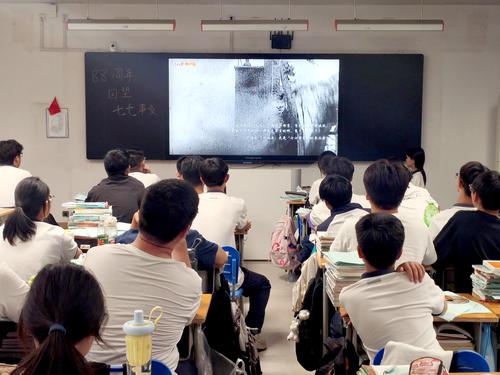 1 学生观看纪念片《88周年回望七七事变》