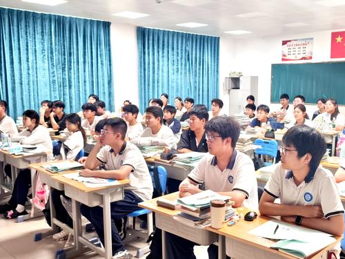 2学生观看纪念片