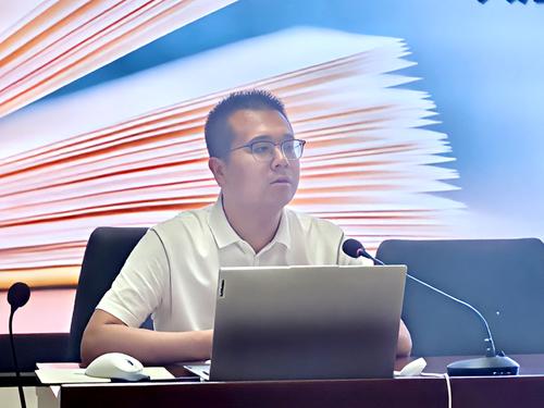 3 班主任代表王松发言