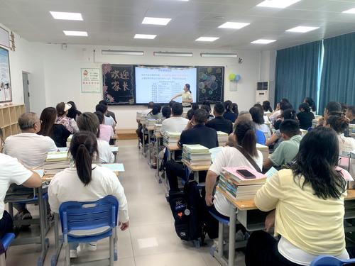 1班主任向家长介绍学校管理规定
