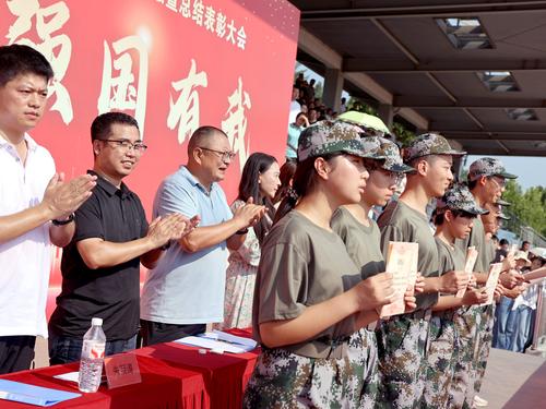 6学校领导为在军训中表现突出的优秀班级、军训标兵颁奖
