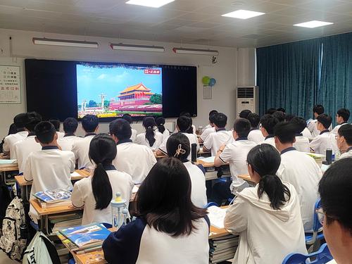 1郑州市信息技术学校组织师生观看纪念抗战胜利80周年大会