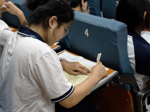 3.学生认真做笔记
