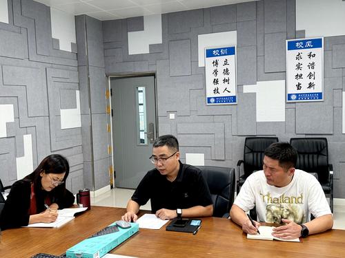 1.教务处副主任李鹏主持会议并就教学工作进行安排部署