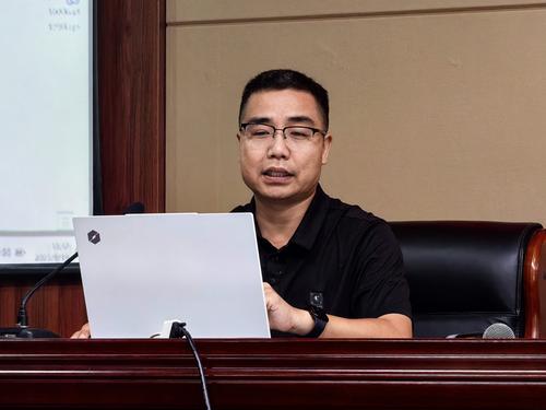 2.教务处副主任李鹏主持会议