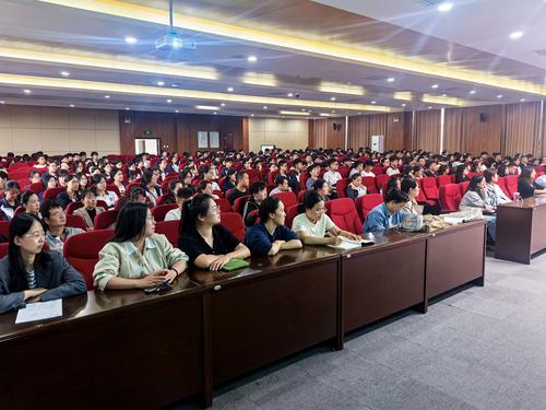 9.家长代表和高三年级全体师生参加会议