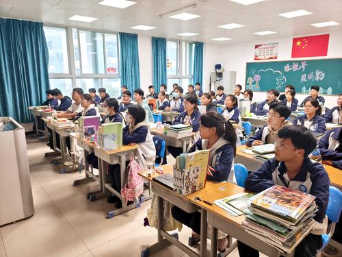 1 学生认真观看思政开学第一课