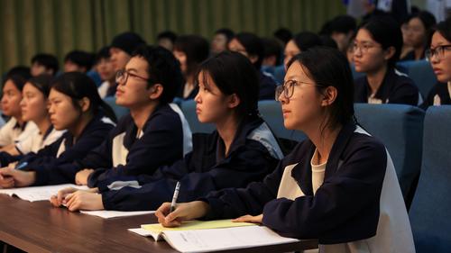 2同学们神情专注认真听讲