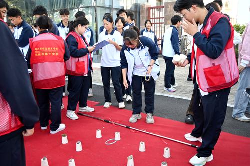 3.学生们积极参与社团游戏