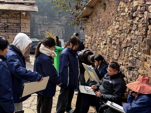 指导老师批改学生作品