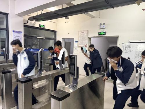 有序奔出宿舍大厅