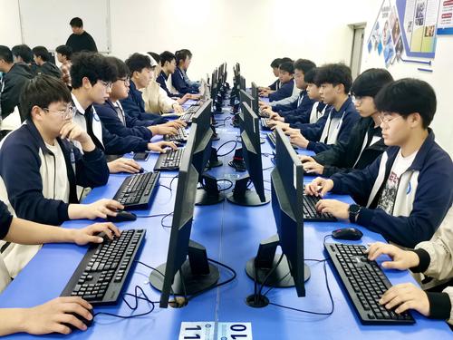 2学生们认真答题