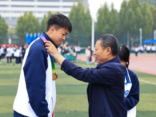 6副校长张继波为获奖运动员颁奖