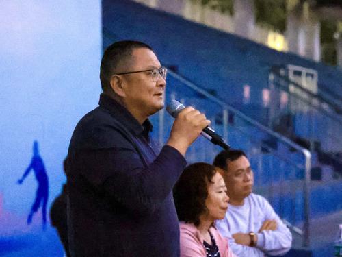 8校党委书记邵元辉宣布运动会闭幕