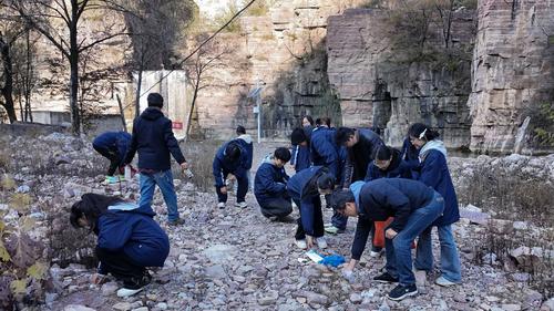 2师生在写生课余主动捡拾垃圾