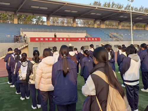 1 学校举行消防宣传月主题升旗仪式