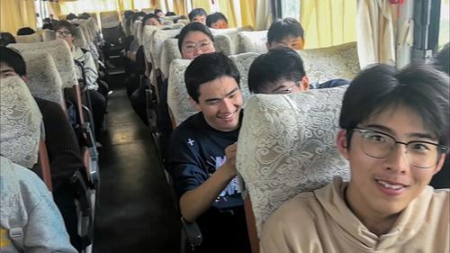 1.班主任带队陪同学生坐大巴去考点