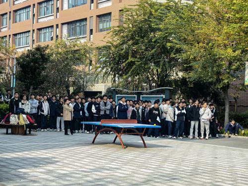 3.学生排队准备考试