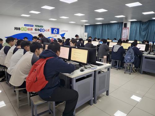 1.高三年级学生在学校机房进行高考报名