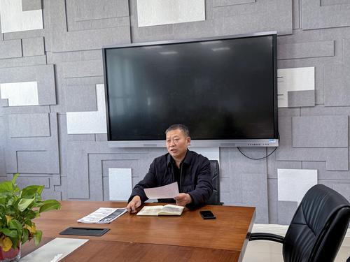 2.副校长张继波在总结讲话中强调考试要实现从“知识导向”向“能力导向、素养导向”转变 2.副校长张继波在总结讲话中强调考试要实现从“知识导向”向“能力导向、素养导向”转变