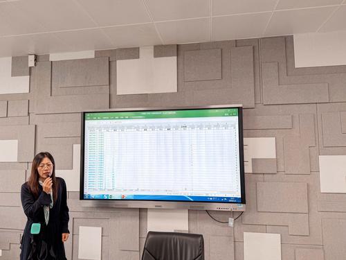 2高三年级长李新华老师对月考成绩进行细致分析 2高三年级长李新华老师对月考成绩进行细致分析