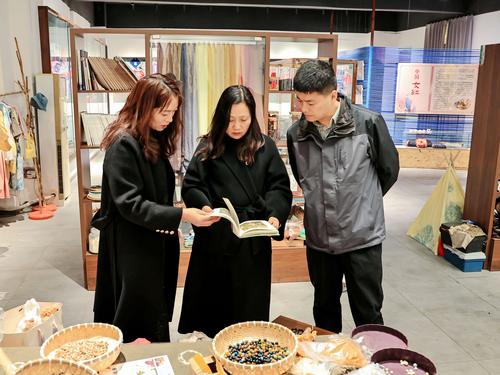 3.参观花溪小学“溪见女红馆”