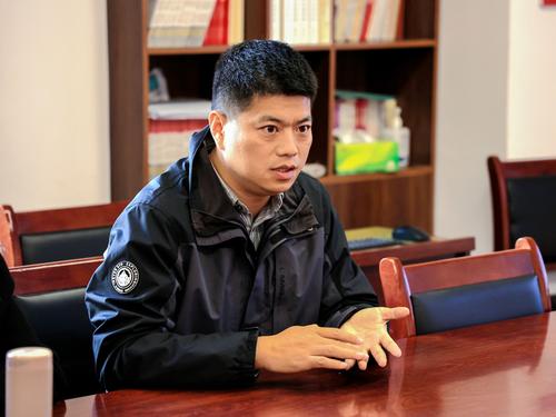 5.座谈会上，郑州市信息技术学校副校长朱荣涛回应花溪小学教学需求