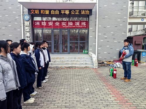 2讲解灭火器使用方法 2讲解灭火器使用方法