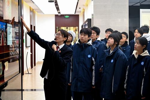 1.讲解员向学生讲解法律发展