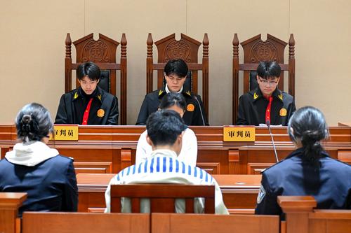 2.学生参与模拟法庭活动