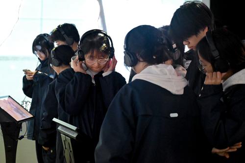 4.学生通过耳机体验校园安全的重要