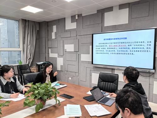 2.年级长李新华老师对期中考试情况展开了深入分析并提出具体备考策略