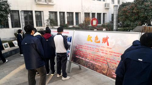 2同学们驻足欣赏 2同学们驻足欣赏