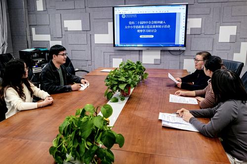 3.高中政治备课组迅速组织集体研讨