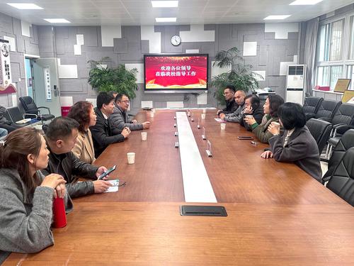 1郑州市信息技术学校（郑州市第十中学）党委书记邵元辉向检查组汇报学校安全工作