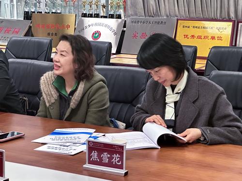 2检查组查阅档案资料，并就相关问题进行询问与交流