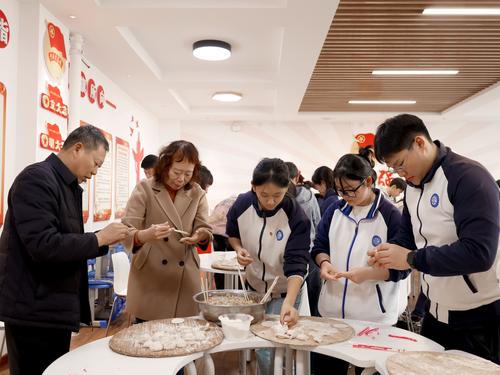 1校领导和同学们一起包饺子