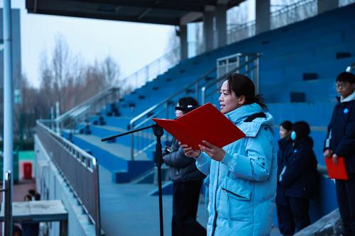 2团委书记李晓培宣读新团员名单