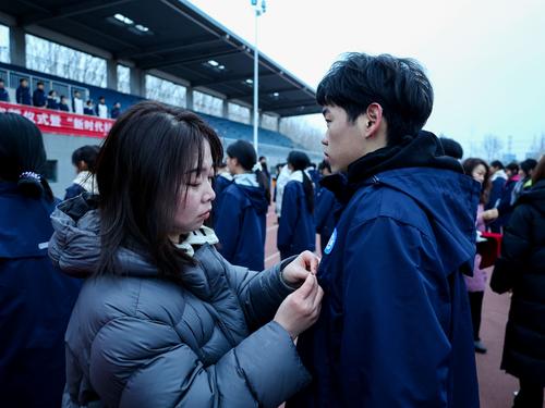 3班主任为新团员佩戴团徽