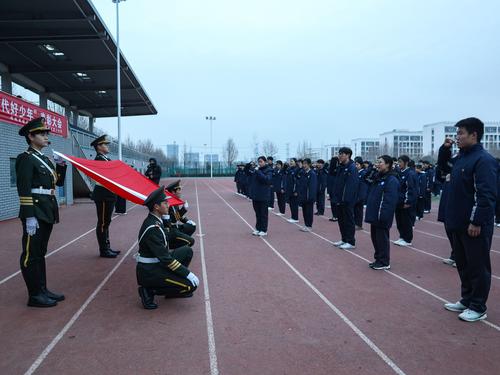 4新团员面对团旗庄严宣誓