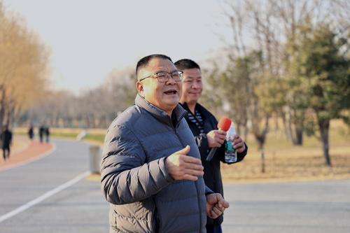 2校党委书记邵元辉宣布健步走活动开始